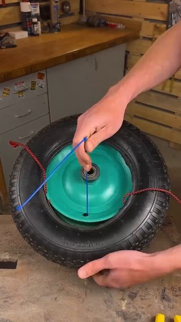 Как надеть покрышку на колесо от садовой тачки