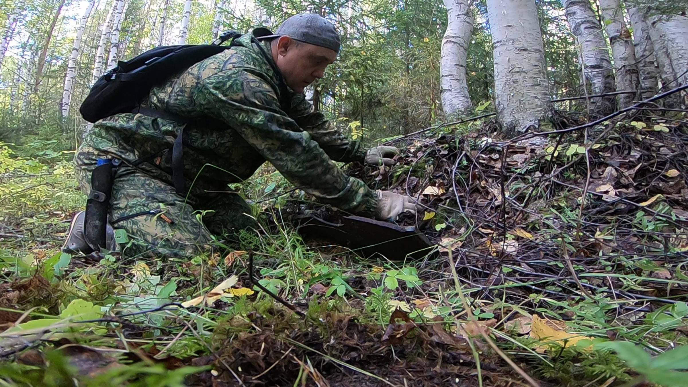 Поднялся на самый верх ЗОНЫ Колонии Поселения. Тут стояли дома. Копаю Металл. Находки есть