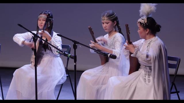 Молодежный ансамбль комузистов «Жаш кыял» («Мечта молодых»)