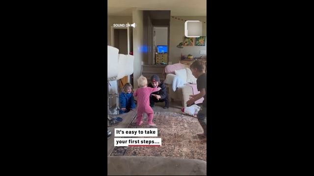 Маленькая девочка делает первые шаги - 2023 год