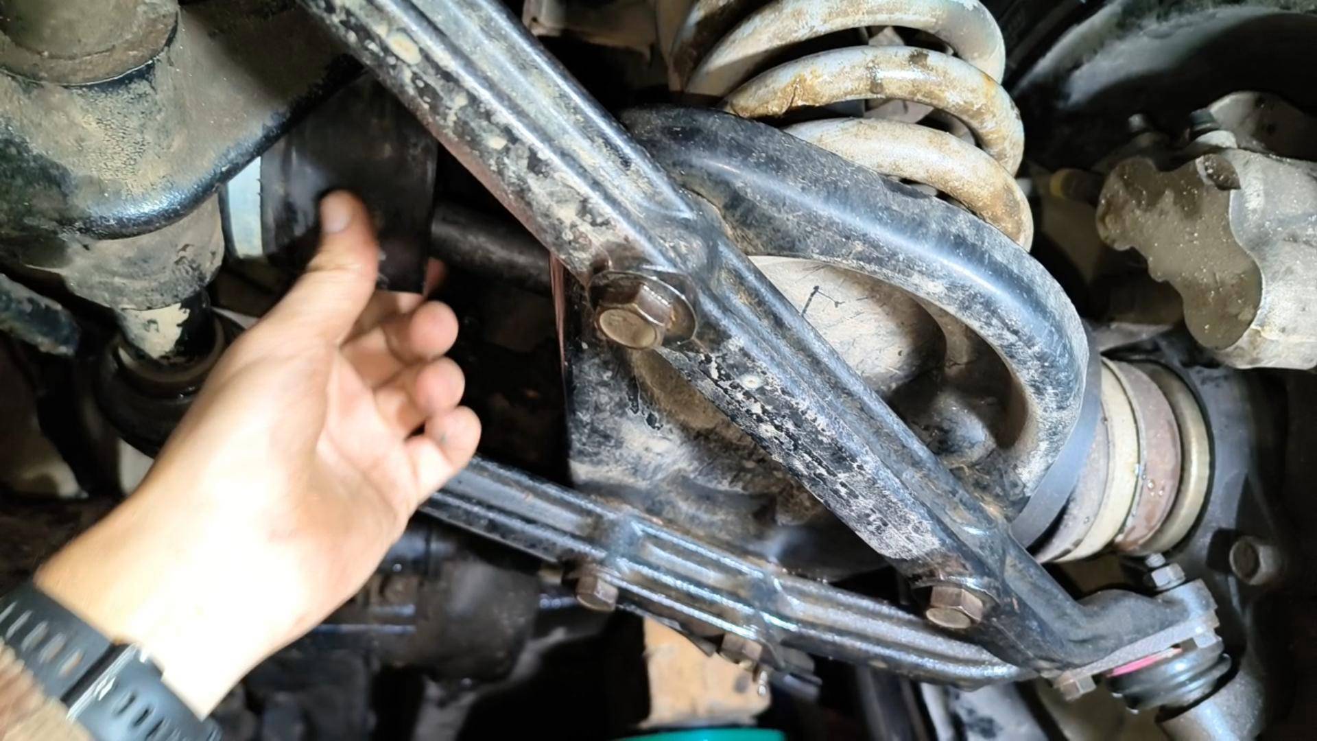 Нива Тревел, заскрипел пыльник привода.