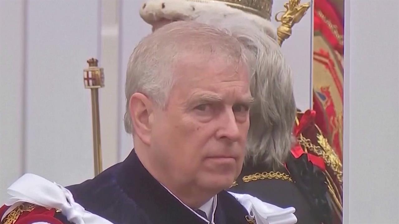Принц Эндрю, младший брат короля Карла III, отказался от титула
