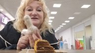 Мукбанк пирожное пробуем в торговом центре