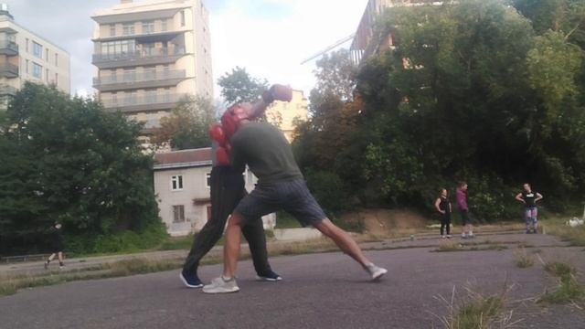 Два прямых левой в голову: ответ правый прямой, защита шаг назад