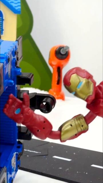 Железный человек попал в аварию! #игрушки #машинки #железныйчеловек