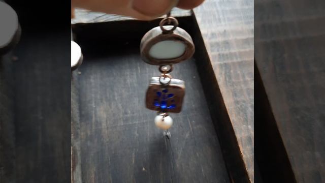 Длинные медные серьги со стеклом, фарфором и жемчугом Бело-синие