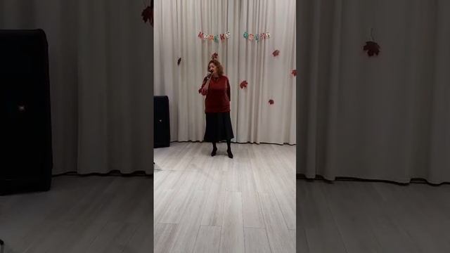 Грустит кленовая листва- Надежда Миргородская