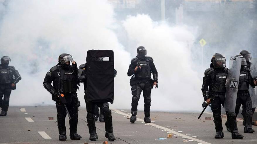 Протестующие с луками и стрелами атаковали посольство США в Колумбии