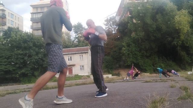 Чётко ушёл: сначала шаг назад, потом за руку