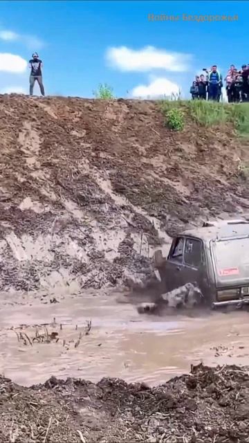 Нива 4x4 в гору по грязи с неродным двигателем.