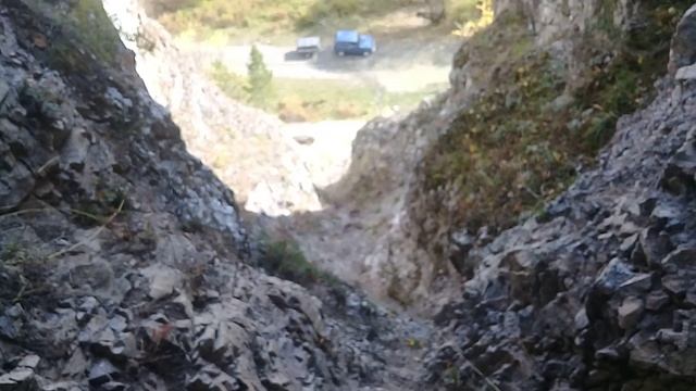 Вид с верху. Мы в пещере. Красивая горка.