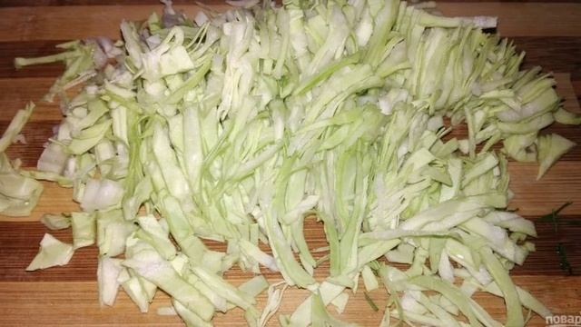 Салат из молодой капусты с огурцом и зеленью