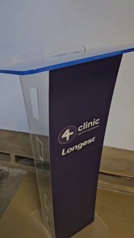 Кафедра из оргстекла для выступлений с логотипом компании, производство трибун под заказ.