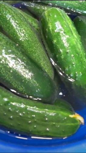 При мариновании горечь огурцов уходит