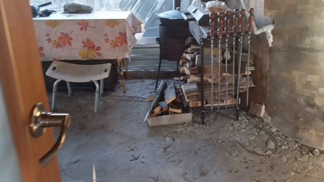 Привезли новые двери в дом и немного провозились с курятником