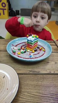 Полина ест Радужный торт