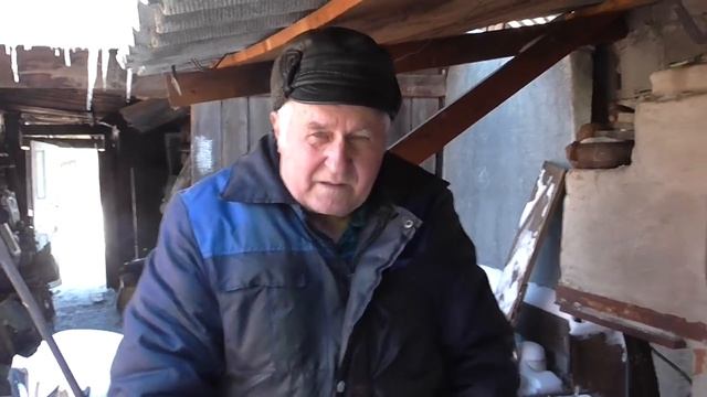 Володя Белемец и его КУЗНИЦА во дворе под навесом