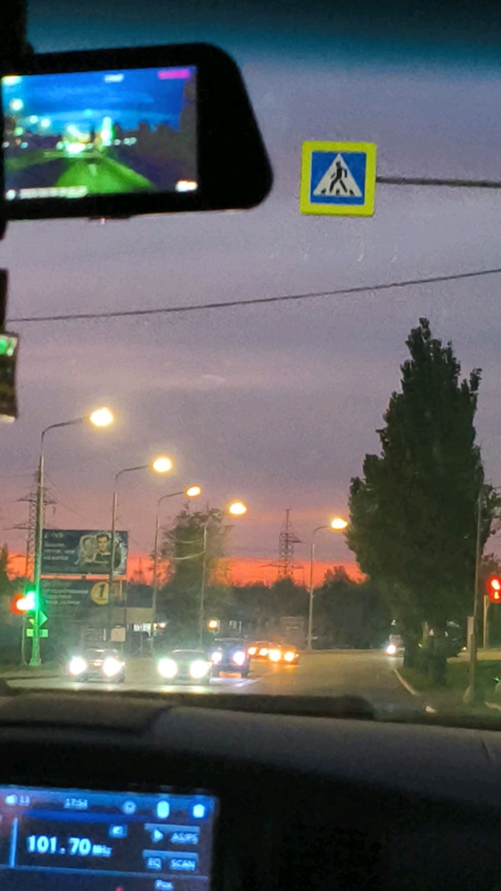 играем в игры,разговариваем,играю на гитаре.