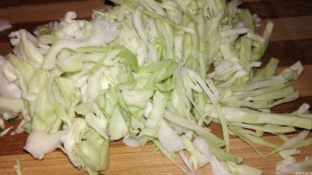 Салат из молодой капусты Весенний