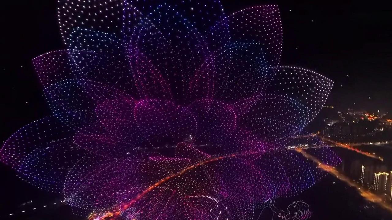 На грандиозном световом шоу в Китае в небо подняли почти 16 тысяч дронов