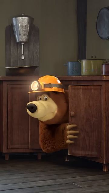 Когда пытаешься найти выход из метро 👷👀 #Shorts #машаимедведь #ОсторожноДвериЗакрываются