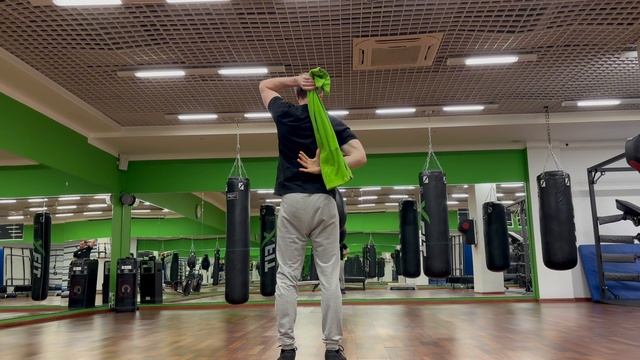 Растяжка трицепса с полотенцем/ремнём