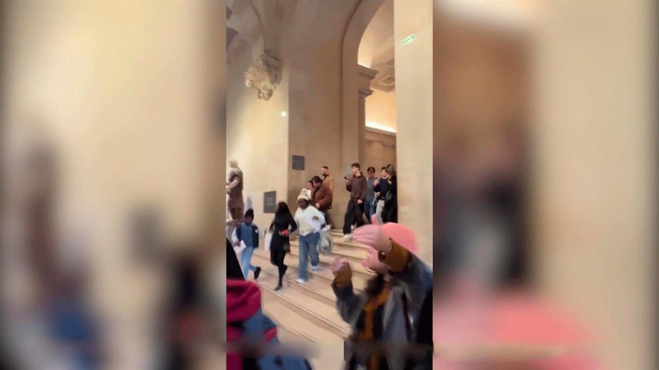 Появились кадры эвакуации посетителей Лувра после вооруженного ограбления