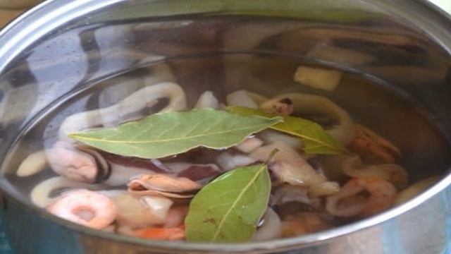 Салат из морепродуктов с фасолью, кукурузой и каперсами