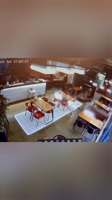 В Дагестане молодые люди устроили перестрелку в кафе из-за долга
Трое парней зашли в помещении, что