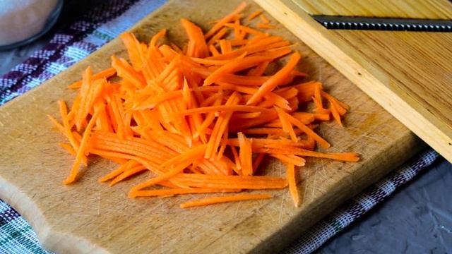 Салат из моркови и яблока со сметаной