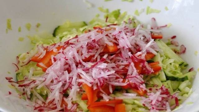 Салат из молодой зелёной капусты