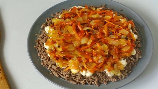 Салат Везувий с куриной печенью