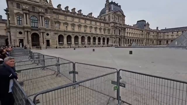 В Париже ограблен Лувр — музей временно закрыт, на месте работают силовики.Всех эвакуировали.