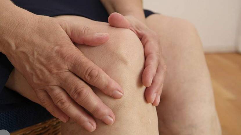 Ревматолог подчеркнул связь между сырой погодой и заболеваниями суставов