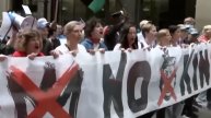 В, С Ш А. тысячи, человек, вышли на, митинг против, политики Трампа