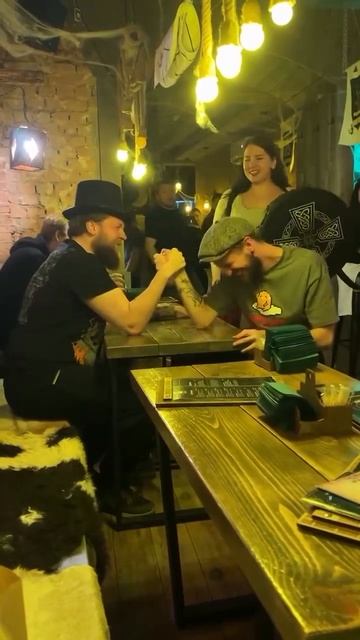 В питерском баре мужчина сломал руку во время армрестлинга