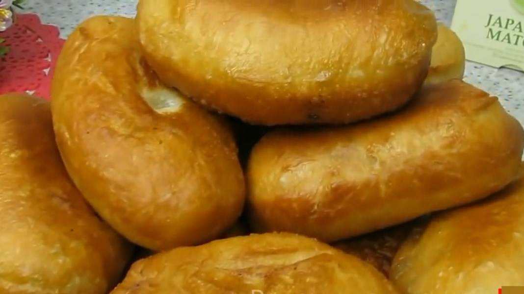 Пирожки с мясным фаршем.У них такая корочка, приятное тесто и начинка.