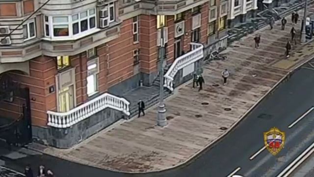 Московский пенсионер нашел на улице сверток с иностранной валютой на 1,6 млн руб. и начал тратить!