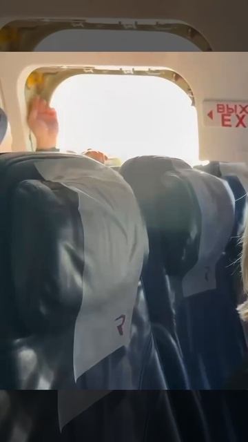 12-летний пацан открыл аварийную дверь в самолёте из Питера в Минводы. Борт заходил на посадку,