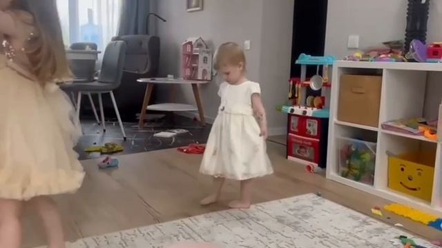 Надевать платья-это любимое🤣 Ваши девочки также?