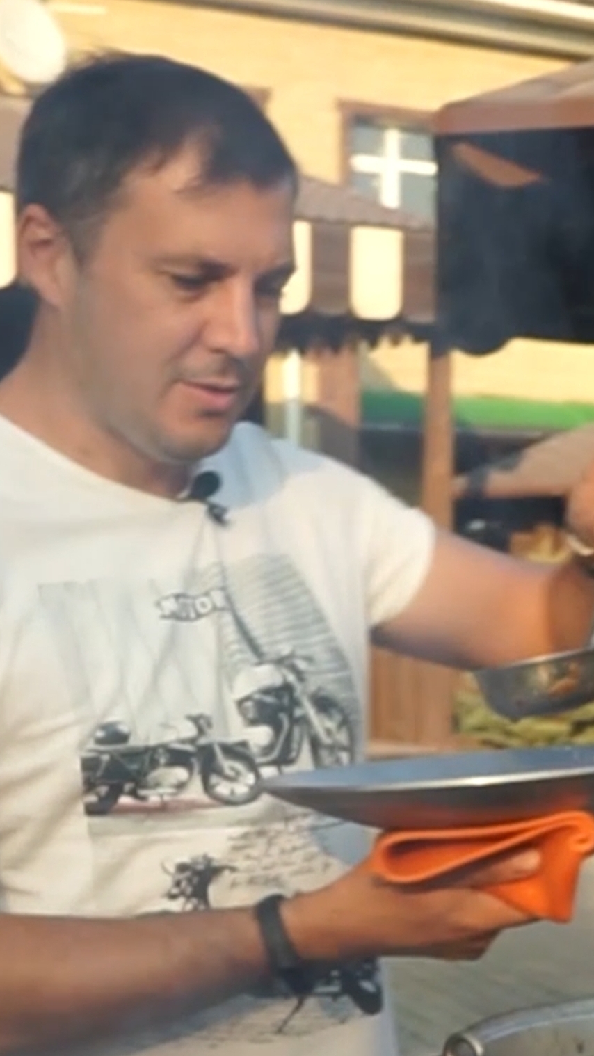 Менеджер Антон пробует свою шурпу!