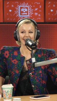 Юлианна Караулова угадывает свою песню, которую полностью переработал ИИ! А тебе удалось?