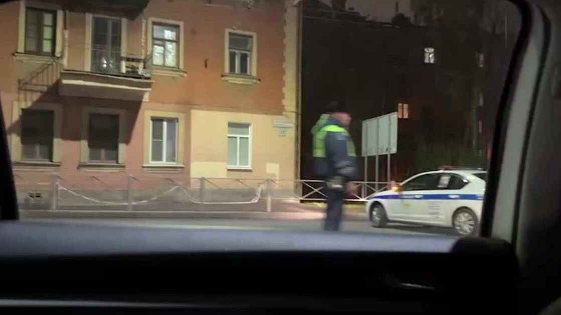 Жителей дома эвакуировали из-за просадки асфальта в Петербурге