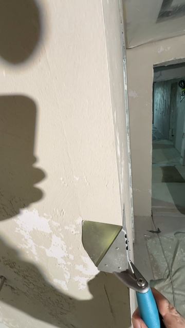 Шпатель для создания углов на декоративной штукатурки