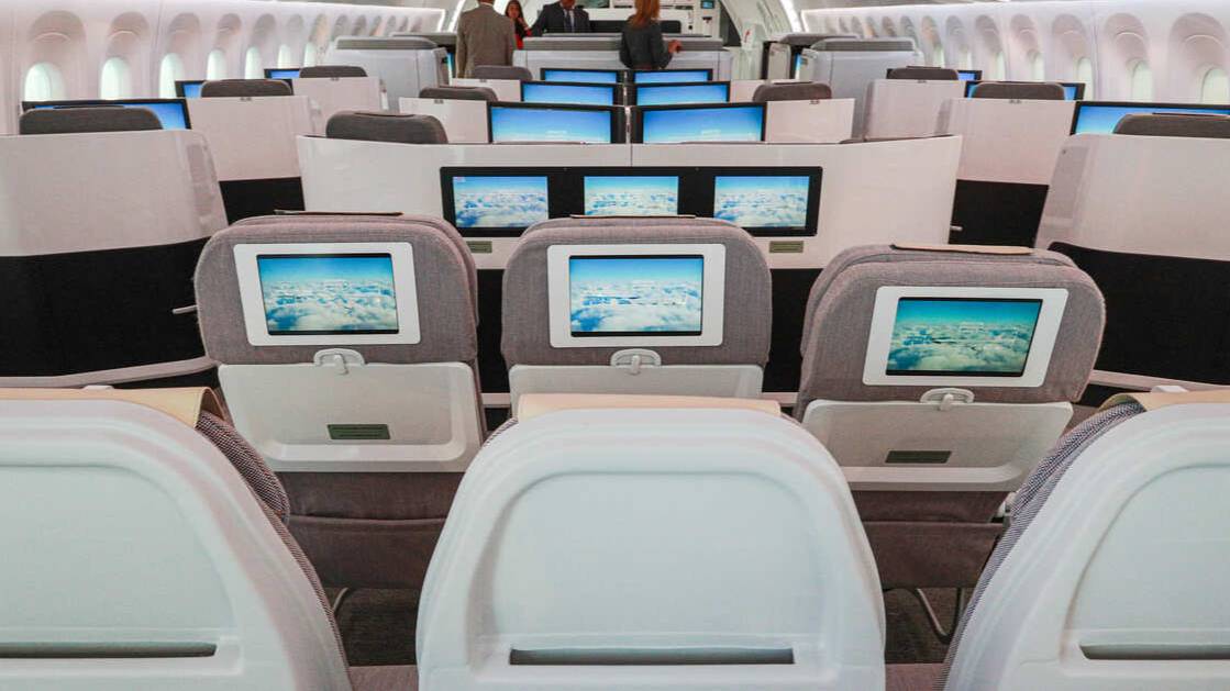 Бортпроводник напился перед рейсом шампанского и напал на начальника