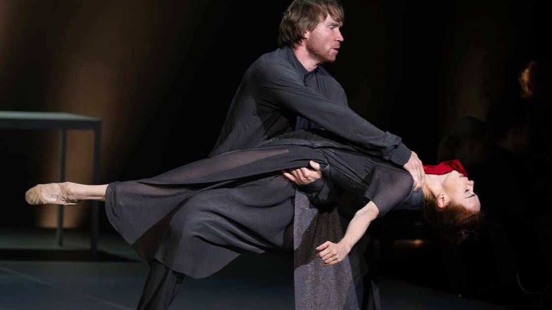 Премьер Большого театра Лобухин упал на сцене и получил травму