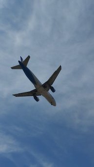 самолёт летит над головой