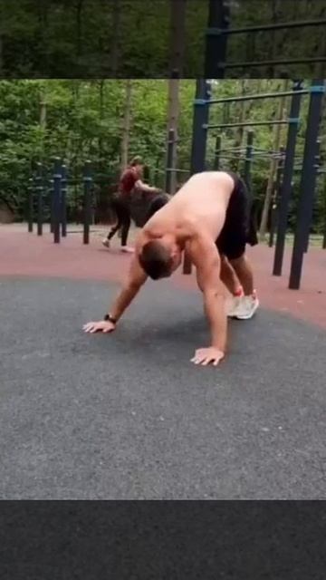 Тренировка на спортплощадке с собственным весом