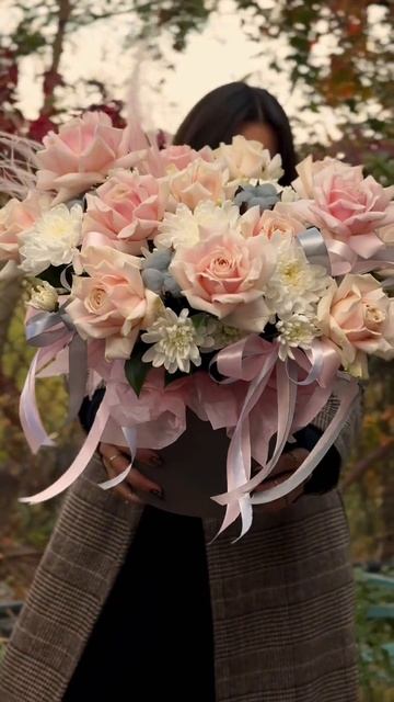 В серой шляпной коробке — подарок, который словно возвращает в прошлое