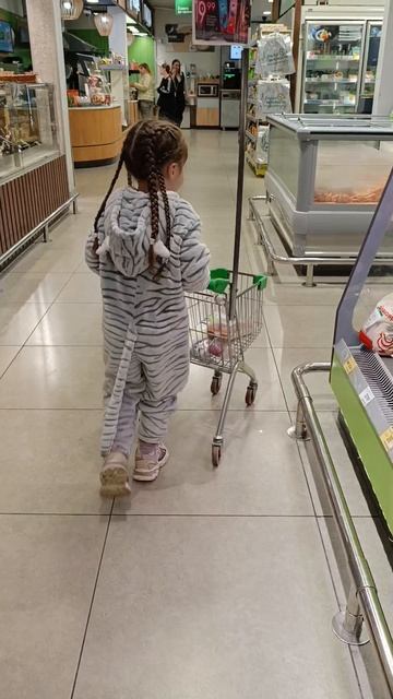 софия закупается продуктами